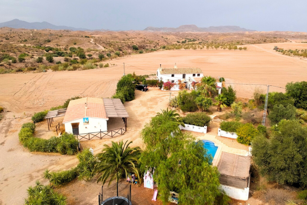 Cortijo with Stables Reduced by €50,000 to aid a sale